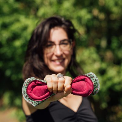 modelo con una sonrisa usando las compresas de tela rusccus